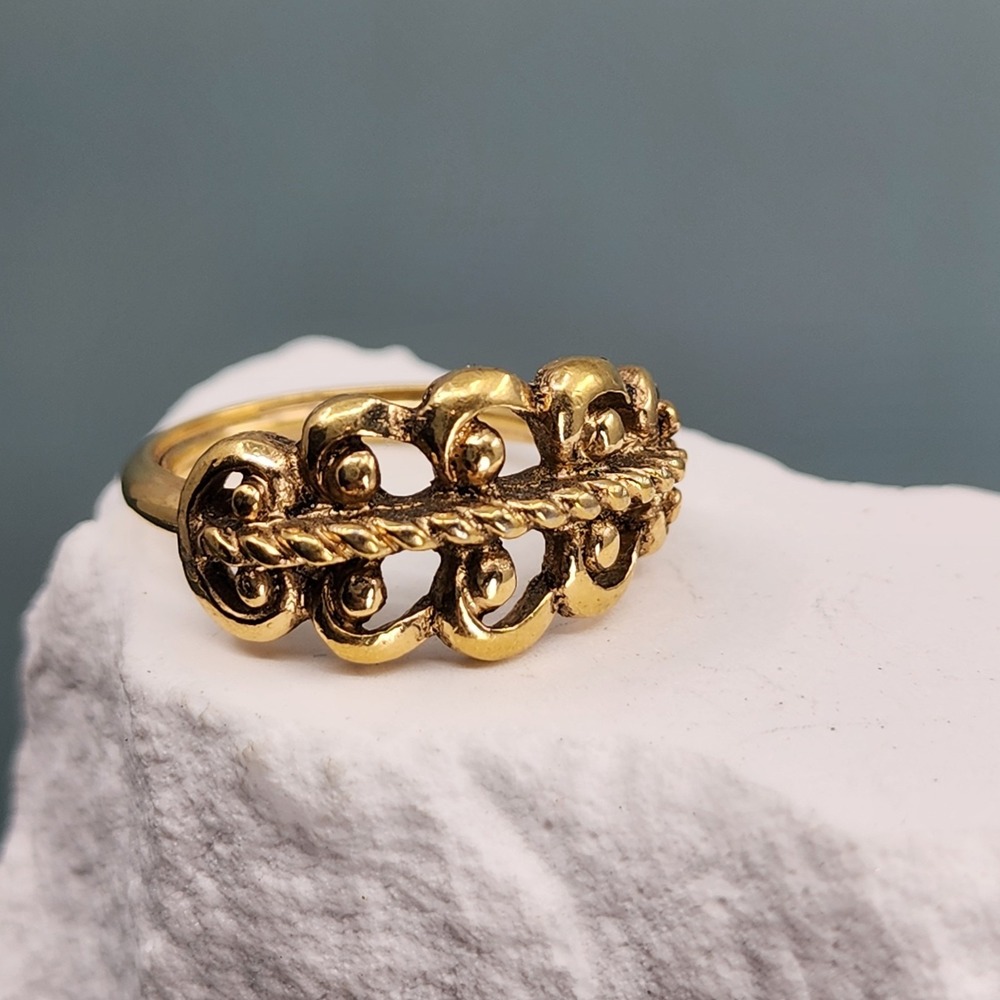 Avon Gold Tone Ornate Fleur de Lis Scrollwork Statement Ring Size 6 Vintage